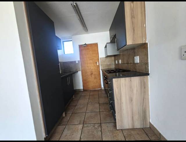 2 bed property to rent in ROOIHUISKRAAL NORTH